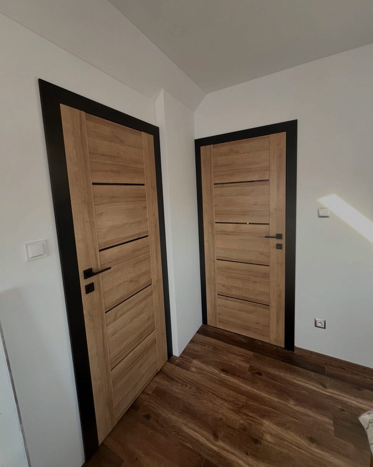 Drzwi z czarnymi akcentami